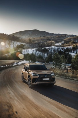 LEXUS雷克萨斯LX 700h越野车摄影图