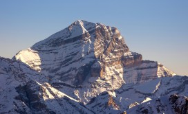 晨光下积雪岩层山峰壮丽风光摄影