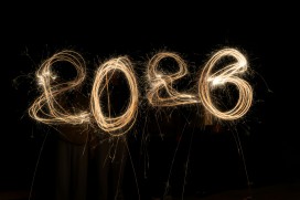 烟火光绘书写 2026 数字迎接新年璀璨浪漫时刻