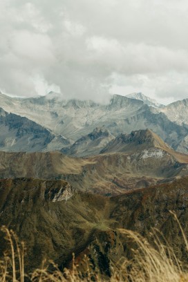 云雾笼罩层叠高山峡谷 秋日山野自然山地风光