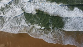 高空俯视海岸海浪拍打沙滩 大海自然风光航拍摄影