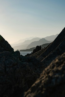 层叠山峦间的海岸岩石旷野风光