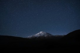 璀璨星空之下的雪山静谧夜景