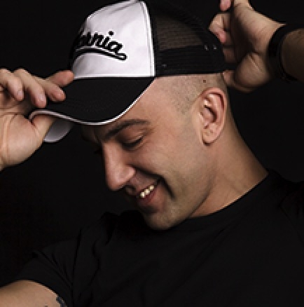 点击查看Alexander Laguta艺术家的简介与全部作品