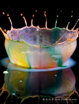 国外摄影大师抢拍牛奶超速滴落瞬间